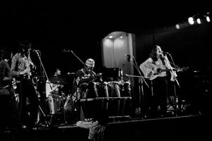 스티브 윈우드의 프로그레시브 록/재즈 록 밴드 트래픽은 종종 서아프리카 리듬을 사용했다.