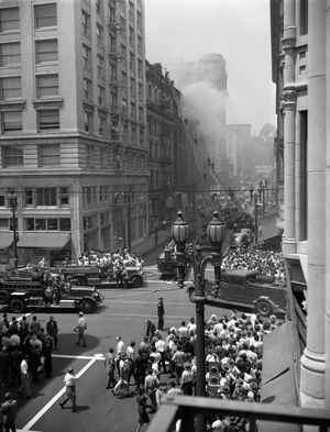 1947년 로스앤젤레스 다운타운에 있는 브래드버리 빌딩 화재 현장에 출동한 LAFD