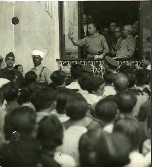 세비야에서 군인과 시민들에게 연설하는 바렐라 장군(1936년 9월)