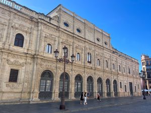 세비야 시청(Ayuntamiento)의 16세기 플라테레스크 양식 파사드