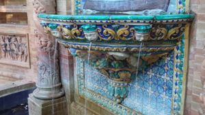 마리아 루이사 공원의 타일 장식 분수