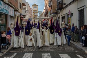 마카레나(La Macarena) 수도회(cofradía)의 안내 십자가가 프레이 루이스 소텔로 거리(Street of Fray Luis Sotelo)를 지나가는 모습.