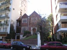 벨그라노의 고밀도 지역에서는 많은 오래된 단독 주택들이 고층 주거용 건물로 대체되었다.