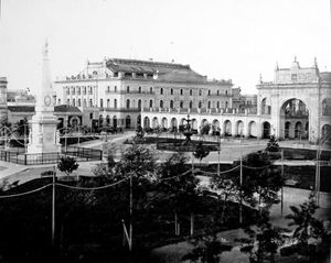 1881년 마요 광장 앞에 있던 최초의 극장 (왼쪽), 사진작가 알렉산더 위트콤(Alexander Witcomb)