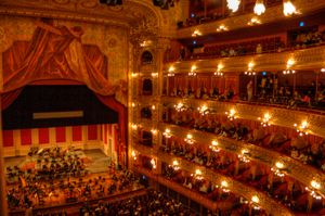 고도로 장식된 말굽형 극장인 콜론 극장