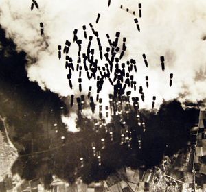 1943년, 카리아리 근처 몬세라토 비행장에 떨어지는 B-17 플라잉 포트리스의 폭탄