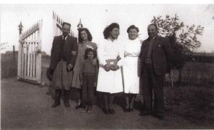 유럽 이민자들이 가우초 복장을 하고 자녀들을 아르헨티나 학교에 데려가는 모습, 1940년