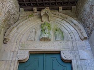 14세기 갈리시아어 비문: 'ESTA : IMAGEE : HE : AQVI : POSTA : POR: ALMA : D(E) : I(O)HA(N) : TVORUM' (이 이미지는 요한 투오룸의 영혼을 위해 여기에 전시되어 있습니다.)