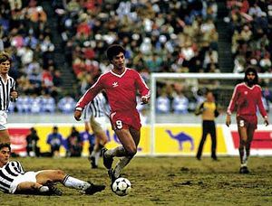 클라우디오 보르히가 1985년 인터콘티넨탈컵 유벤투스 전에서 드리블하는 모습