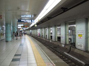 히비야선 승강장 (2013년)