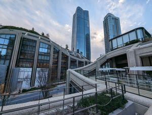 가든 플라자(Garden Plaza)라 불리는 저층 상업 건물들