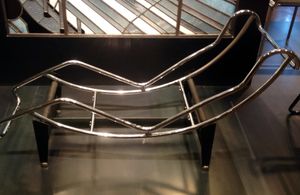 파리 장식예술 박물관에 있는 르 코르뷔지에와 페리앙의 LC4 의자 프레임 (1927~28)