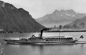 1926년 덴 뒤 미디(Dents du Midi)를 배경으로 브베(Vevey) 근처에서 촬영된 레만 호 일반 항해 회사(Compagnie Générale de Navigation sur le lac Léman, CGN)의 패들 스티머