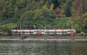 포어아르베르크 S-반(S1) 열차가 포어아르베르크 철도 노선을 운행하는 모습