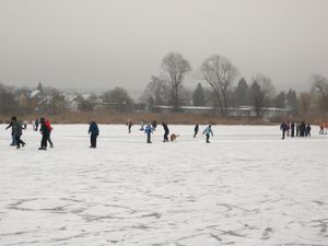 얼어붙은 호수 표면: 마르켈핑거 빙커에서 스케이트를 타는 모습