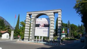 캄피오네와 스위스 비소네의 경계, 인디펜덴차 광장