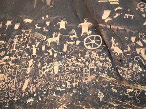 뉴스페이퍼 록 주립 사적지(Newspaper Rock State Historic Monument), 유타주에는 미국 남서부의 최초 거주민들이 남긴 페트로그리프가 있다.