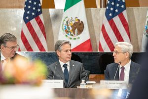 2022년 10월 13일, 미-멕시코 고위급 안보 대화에서 앤토니 블링컨과 함께 있는 가랜드