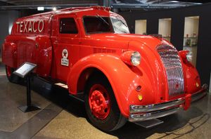 1940년형 닷지 에어플로우 텍사코 유조차
