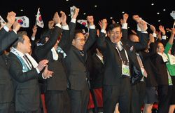 평창이 개최지로 선정되자 환호하는 이명박 대통령, 이건희 삼성 회장, 조양호 한진 회장 등 평창 올림픽 유치 위원들