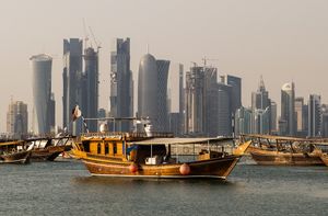 웨스트 베이 스카이라인 앞의 전통적인 도우(dhow)선들, 도하 코르니쉬(Doha Corniche)에서 바라본 모습