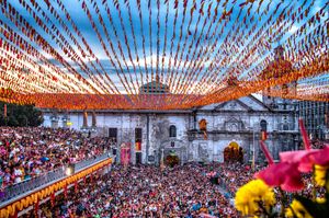화려하게 장식된 교회 외부의 많은 군중