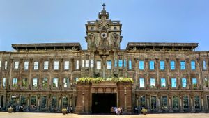 매우 오래된 건물의 정면