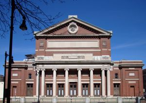 심포니 홀. 보스턴 교향악단과 보스턴 팝스 오케스트라가 공연한다.