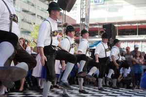 옥토버페스트 젱젱나티(Oktoberfest Zinzinnati)에서 춤추는 사람들이 슈플라틀러(Schuhplattler)를 공연하고 있다.