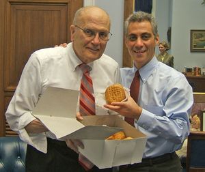 존 딩겔(John Dingell) 하원의원과 람 이매뉴얼 하원의원이 2006년 2월 28일 파czki 데이를 기념하고 있다.