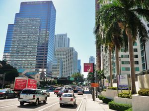 2010년 2월 마이애미 다운타운의 브리켈 금융 지구(Brickell Financial District)에 있는 브리켈 애비뉴(Brickell Avenue)