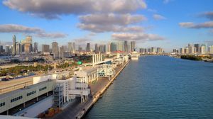 2024년 3월 정박 중인 MSC 매그니피카 크루즈선에서 바라본 세계 최대 크루즈 선박 항구이자 세계 최대 크루즈 회사들의 본사가 위치한 포트마이애미(PortMiami)이다.