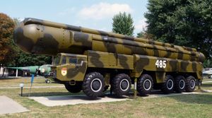 소련이 1970년대 후반에 배치한 중거리 SS-20 비ICBM 탄도 미사일. 이 미사일의 배치는 NATO가 페르싱 II 미사일을 서독 등에 배치하는 등의 대응을 함으로써 유럽에서 새로운 군비 경쟁을 촉발시켰다