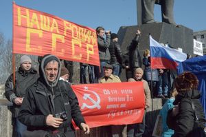 2014년 도네츠크에서 열린 우크라이나 탈공산화 정책 반대 시위. 붉은색 현수막에는 "우리 조국 소련"이라고 쓰여 있다.