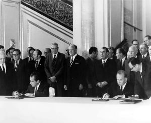 미국 대통령 리처드 닉슨과 소련 총리 알렉세이 코시긴은 1972년 5월, 아폴로-소유스 계획의 길을 열어주는 협정에 서명했다.