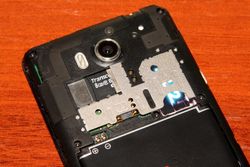 스마트폰에 장착된 microSD 메모리 카드