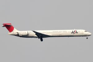 이전 아크 오브 더 선 도장을 적용한 일본항공 맥도넬 더글러스 MD-90