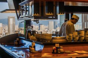 우메다에서 저녁 시간을 준비하는 요리사.