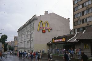1991년 모스크바 푸쉬킨 광장에 있는 최초의 러시아 맥도날드
