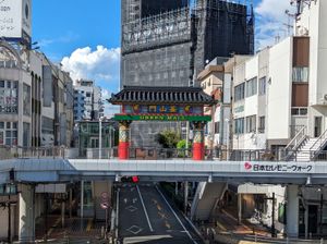 그린몰 상점가 입구에 설치된 부산문(2023년 9월)