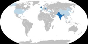 테스코 매장이 운영되는 국가: 현재 운영 중인 국가는 파란색, 이전에 운영했던 국가는 하늘색으로 표시됨.