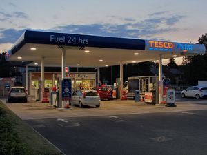 24시간 운영되는 테스코 주유소