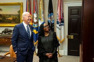 2022년 4월, 바이든과 케탄지 브라운 잭슨이 잭슨의 상원 인준 투표를 지켜보는 모습