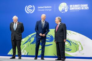 2021년 11월 1일 글래스고에서 열린 COP26 기후 정상회의 개막식에서 연설하는 바이든 대통령, 당시 영국 총리 보리스 존슨과 UN 사무총장 안토니우 구테흐스