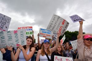 2022년 5월 14일 워싱턴 D.C.에서 열린 낙태권 시위. 유출된 초안 의견 이후 로 대 웨이드 판결이 뒤집히자 열렸다.