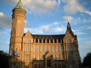 룩셈부르크 국립저축은행 본관. 유럽 석탄 철강 공동체 최고 기관의 본부가 있었다.