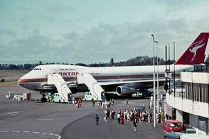 1978년 활주로에서 콴타스(Qantas) 보잉 747-200에서 내리는 승객들