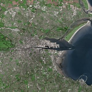 리피 강이 아일랜드해로 흘러들어가 더블린을 북쪽과 남쪽으로 나누는 모습을 보여주는 위성 이미지