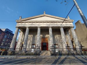 성 메리 프로 대성당은 더블린에 있는 가톨릭 교회의 본부이다.