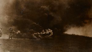 1917년 제1차 세계 대전 당시 화염방사기를 사용하는 프랑스 병사들